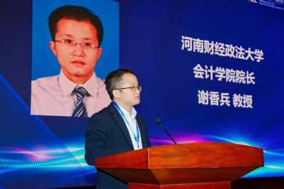 （图9：谢香兵教授代表河南高校致辞）