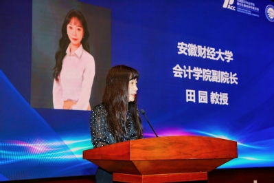 （图10：田园教授代表安徽高校致辞）